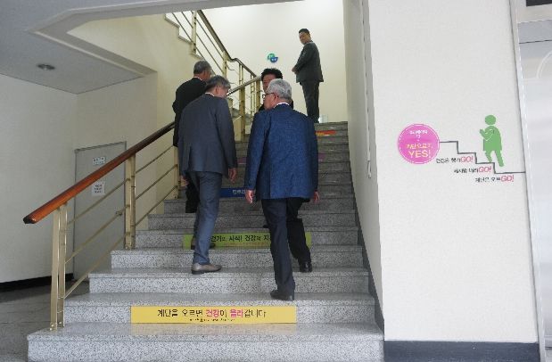 경산시의회 청사내 계단오르기 표어부착 