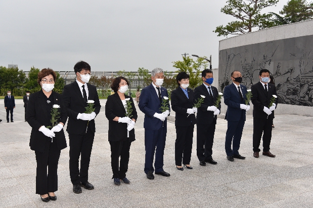 경산시의회 후반기 출범 충혼탑 참배
